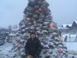 В Якутии умелец слепил елку из навоза