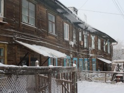 В Якутске на улице Губина вот-вот развалится деревянный дом