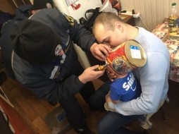 В Якутске ребенок надел на голову банку от новогоднего подарка и не смог ее снять