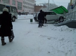 В Якутске водитель снес остановку