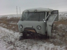 В Якутии перевернулся микроавтобус со школьниками