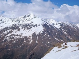 На Эльбрусе ищут упавшего в расщелину альпиниста