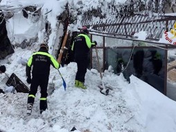 Итальянские спасатели обнаружили тело седьмой жертвы схода лавины на отель 