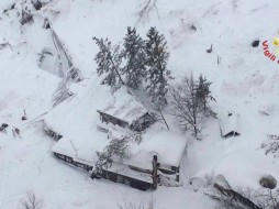 Число погибших в результате схода лавины на отель в Италии достигло 25 человек 