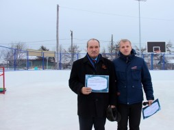 Охотские теплоэнергетики подарили местным жителям две ледовые площадки