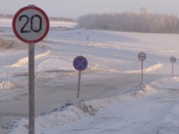 На ледовой переправе через реку Пеледуйка повышена грузоподъемность 