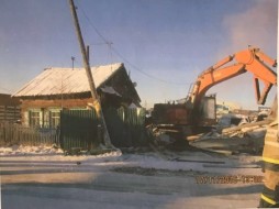 В пригороде Якутска машина МУП «Жилкомсервис» разрушила единственное жилье пенсионерки