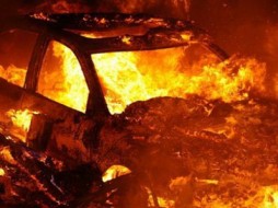 В Якутске огнеборцами спасен гараж и автомобиль