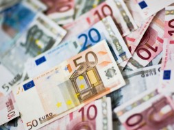 Курс евро впервые с начала года вырос до 65 рублей