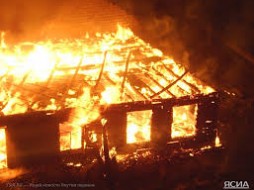 В поселке Мохсоголлох сгорела дача вместе с баней и гаражом