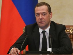 Премьер Медведев утвердил национальную стратегию в интересах женщин‍