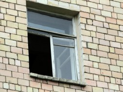 В Нерюнгри из окна выпала четырехлетняя девочка