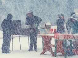 В Якутии на проводах зимы в городе Мирный началась метель