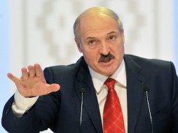 "Бросают ложку дегтя в бочку меда" - Лукашенко ответил российским СМИ о сотрудничестве с Беларусью