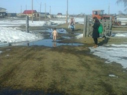 В Якутии голым малышом, бродящим по улице, занялись следователи
