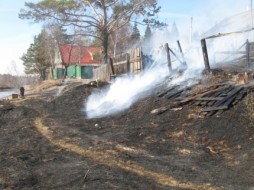 В Иркутской области из-за лесных пожаров спасатели эвакуировали более 450 жителей поселка Бубновка 