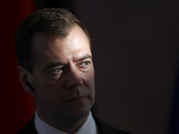 Дмитрий Медведев поручил разобраться с вопросом индексации пенсий работающим россиянам
