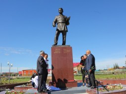 В селе Намцы установили памятник Максиму Аммосову