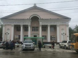 Машина главы Якутии припарковалась возле Русского театра, перекрыв остановку
