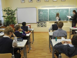Знания школьных учителей математики и русского языка проверят в 15 регионах России 