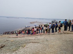 ФОТОФАКТ: Жители Якутска стоят в очереди на переправе, чтобы уехать в Амгу за земляникой 