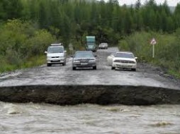 На 764 км автотрассы «Колыма» в Томпонском районе Якутии размыло дорогу