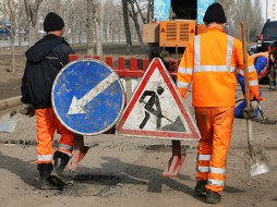Самые неожиданных способы ремонта российских дорог: в ход идут ковры, бутылки, двери