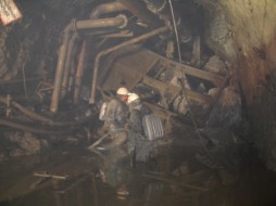 Брат одного из горняков, находящегося под землей, Алексей Марьин повторно спустился в шахту рудника "Мир"