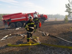 В Вилюйском районе Якутии самолет Бе-200 МЧС России сбросил 12 тонн воды 