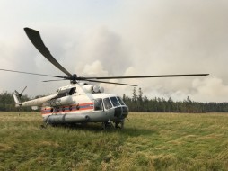 Вертолет Ми-8 МЧС России применяется в тушении лесных пожаров в Якутии