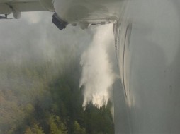 Самолет-амфибия Бе-200 сбросил на очаги пожаров в Якутии 50 тонн воды