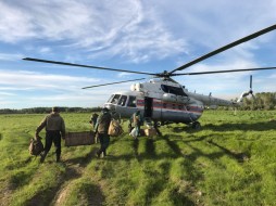 В тушении лесных пожаров в Якутии применяется вертолет Ми-8 МЧС России