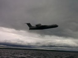 Самолет Бе-200 сбросил на лесные пожары в Якутии 144 тонны воды