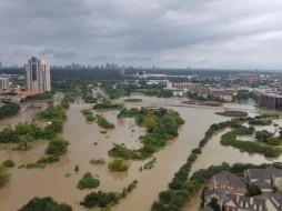 В затопленном после урагана Хьюстоне продолжается спасательная операция - ФОТО