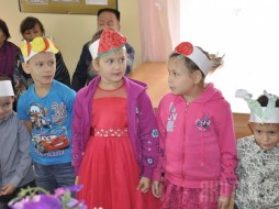 В Якутске добровольцы угостили яблоками воспитанников коррекционных школ