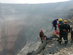 Промышленные альпинисты приступили к работе на шахте рудника "Мир"