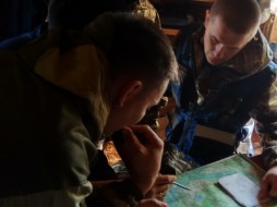 В Намском районе Якутии двух пассажиров перевернувшейся лодки ищут гидролокатором и беспилотником
