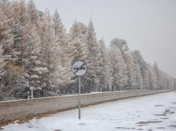 На юге Якутии ликвидируют снежные заносы на трассе А-360 "Лена"