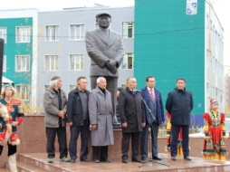 В Якутске открыли сквер с памятником Илье Винокурову 