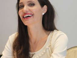 Анджелина Джоли впервые за долгое время вышла в свет