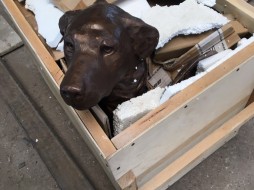 Скульптуру собаки готовят к установке в Якутске