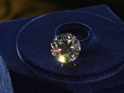 АЛРОСА представит на ВЭФ коллекцию бриллиантов "Династия"