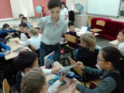 В Якутске волонтерам вручены специальные объёмные книги для незрячих и слабовидящих детей
