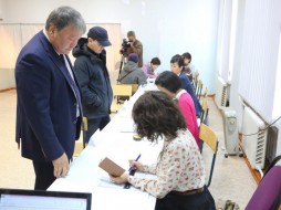 Депутаты Якутии проголосовали на своих участках
