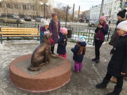 Перед торговым комплексом «Туймаада» в Якутске появилась собака-охранница