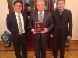 Послу РФ в КНР Андрею Денисову вручена Почетная Грамота Ил Тумэна