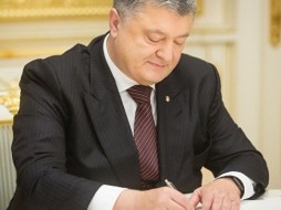 Петр Порошенко подписал закон об ограничениях гастролей артистов из России