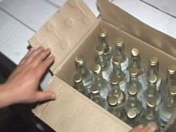 Сотрудники транспортной полиции Якутии изъяли из незаконного оборота 60 бутылок контрафактного алкоголя