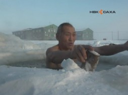 87-летний житель Чурапчинского района Якутии купается в проруби в 40-градусный мороз 