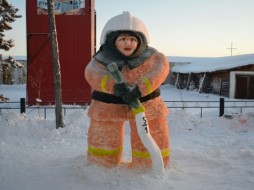 ФОТОМИГ: В Вилюйске к 200-летию пожарной службы слепили снежные фигуры‍